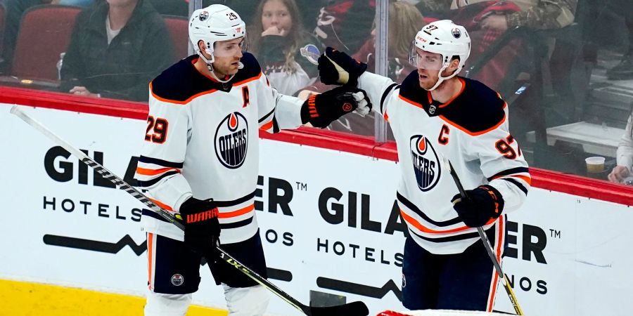 Edmontons Leon Draisaitl (l) jubelt mit Connor McDavid über ein Tor.