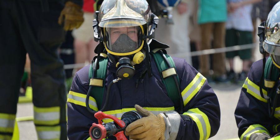 Feuerwehrmann Helm Schlauch