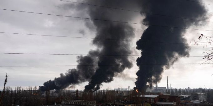 Rauch steigt in die Luft, nachdem Odessa beschossen wurde. Russland hat berichtet, von Schiffen und Flugzeugen aus seien Raketen auf eine Ölraffinerie und drei Treibstofflager abgefeuert worden. Rauch steigt in die Luft, nachdem Odessa beschossen wurde. Russland hat berichtet, von Schiffen und Flugzeugen aus seien Raketen auf eine Ölraffinerie und drei Treibstofflager abgefeuert worden.