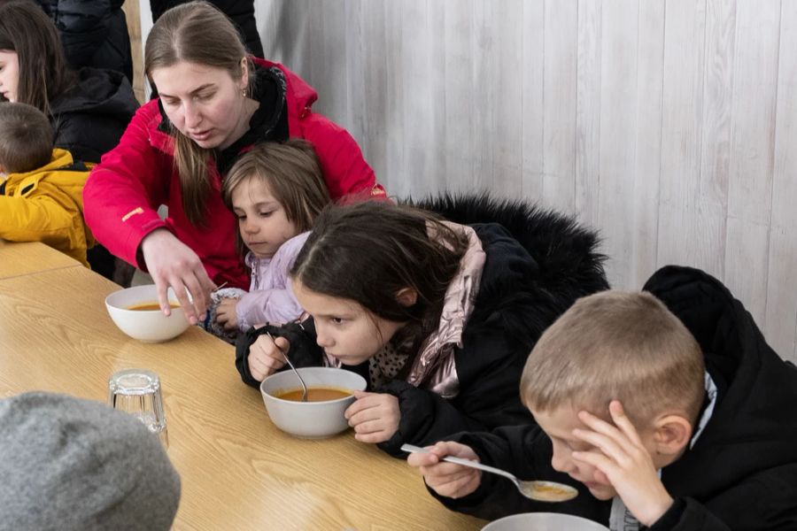 In Kandersteg BE angekommen, erhielten die ukrainischen Waisenkinder erst mal eine warme Suppe.