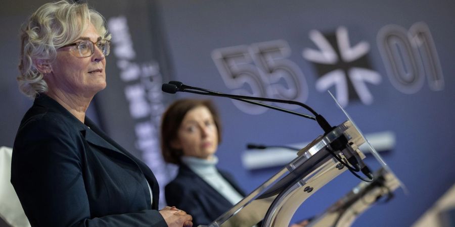 Verteidigungsministerin Christine Lambrecht (SPD, l) mit ihrer französischen Amtskollegin Florence Parly.