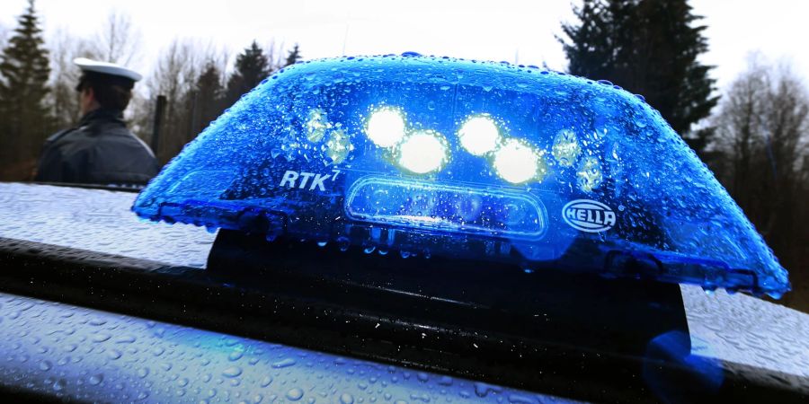 Die Polizei konnte den 18-Jährigen nach der Tat in einem Krankenhaus festnehmen (Symbolbild).