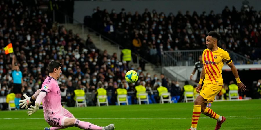 Barcelonas Pierre-Emerick Aubameyang (r) erzielt das Tor zum 4:0 gegen Madrid vorbei an Real-Torhüter Thibaut Courtois.