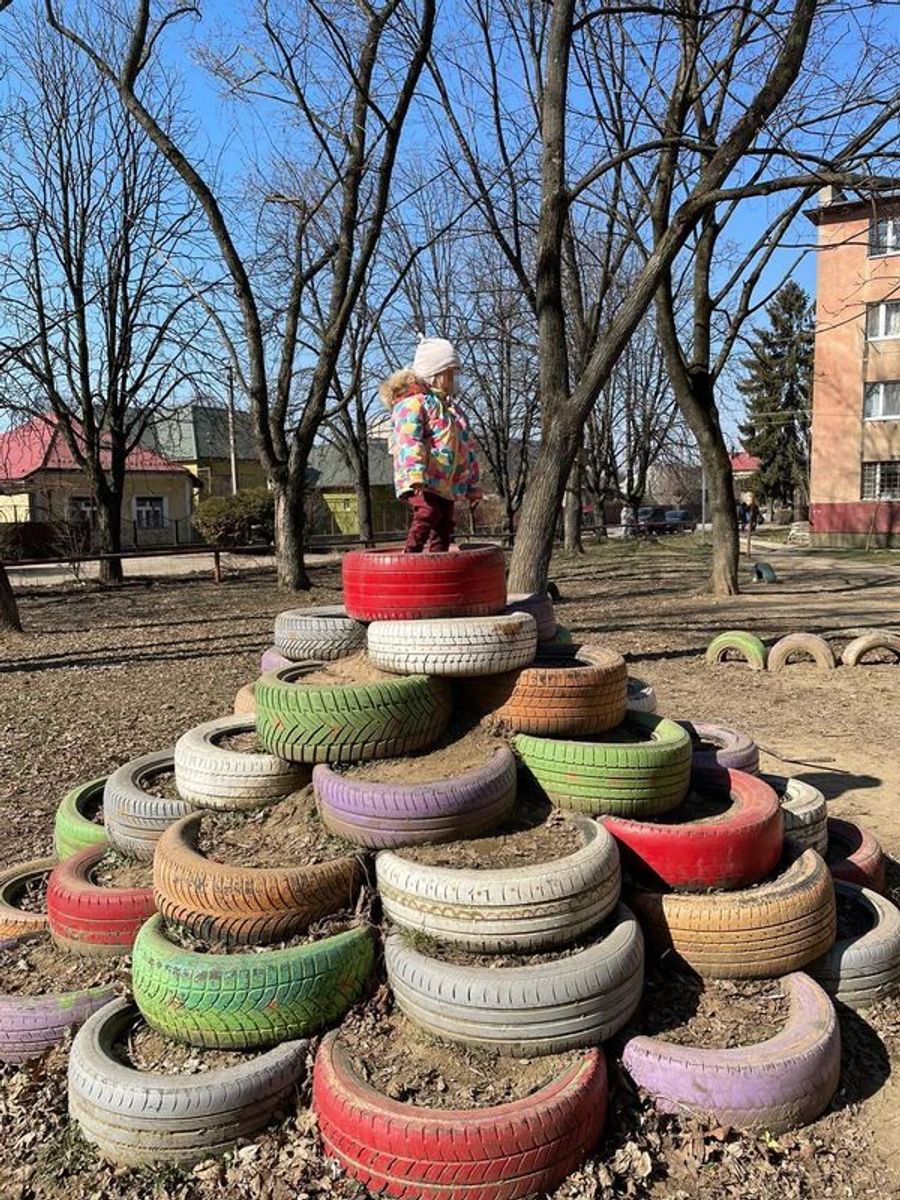 Katrina verbringt mit Sophia viel Zeit draussen – im Dorf in ihrer Nähe hat es einen Spielplatz.