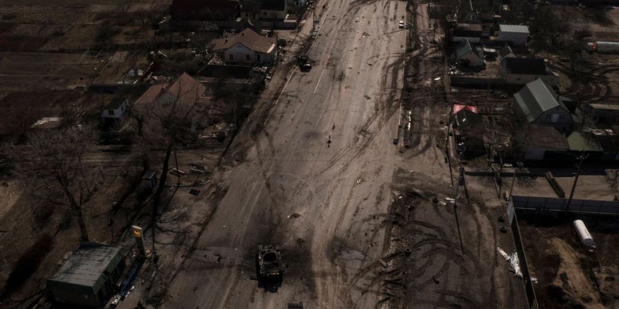 Zerstörte russische Panzer stehen nach Kämpfen auf einer Strasse in der Nähe von Brovary, nördlich von Kiew.