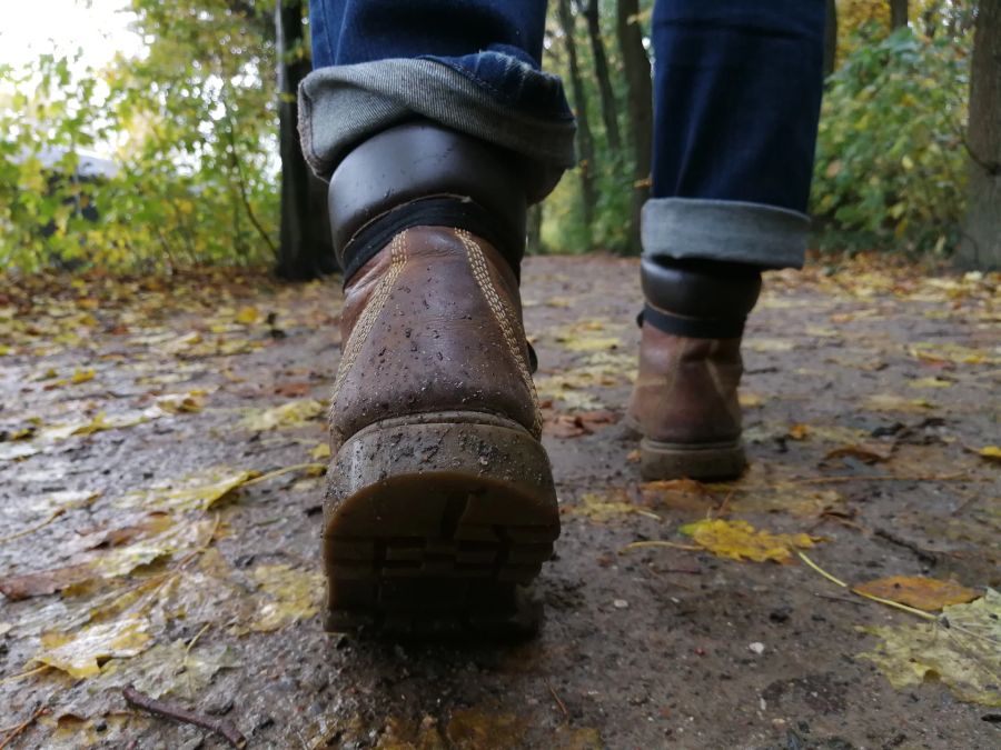 Wanderschuhe Weg Blätter Person