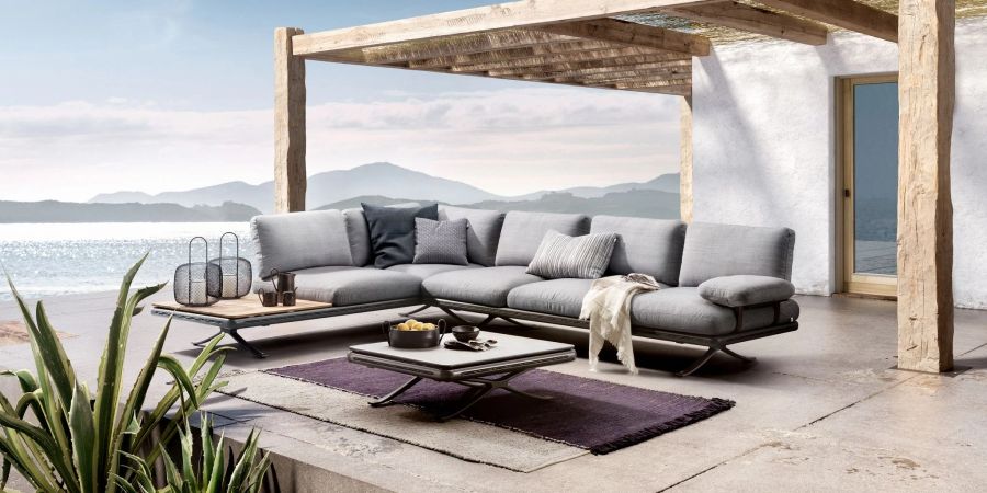 Viele Outdoorsofas haben integrierte Abstellflächen, wie dieses Modell der Kollektion Yoko von Rolf Benz.