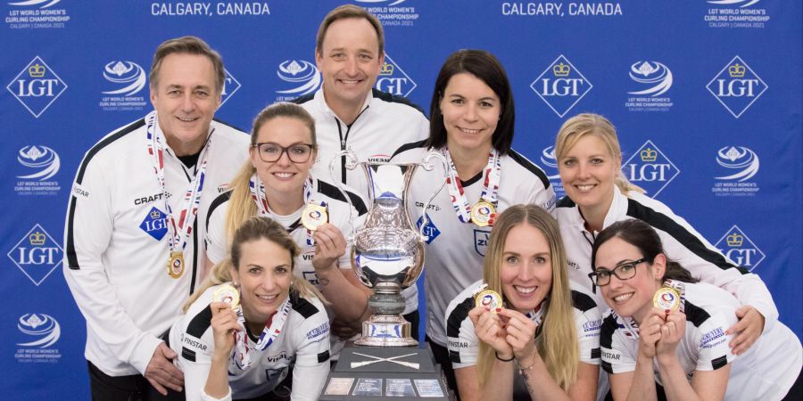 Curlingteam mit Medaillen