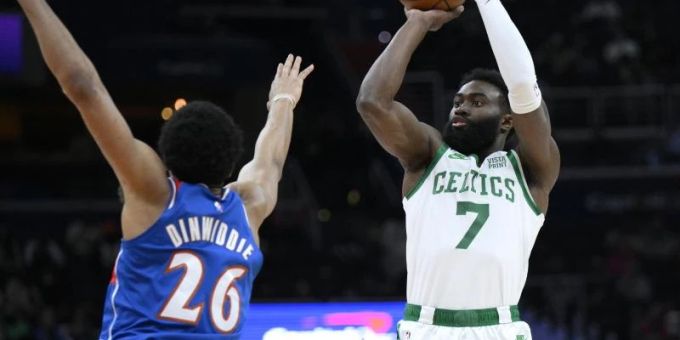 Jaylen Brown (r) von den Boston Celtics wirft auf den Korb der Washington Wizards. Foto: Nick Wass/AP/dpa Jaylen Brown (r) von den Boston Celtics wirft auf den Korb der Washington Wizards. Foto: Nick Wass/AP/dpa