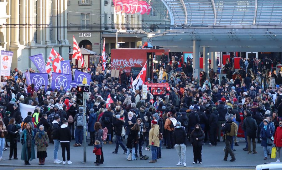 Die Demo fand ihren Anfang auf dem Bahnhofsplatz in Bern.