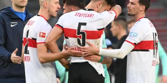 Nach der Niederlage gegen den VfL Bochum brauchten die Stuttgarter Spieler Zuspruch. Foto: Marijan Murat/dpa Nach der Niederlage gegen den VfL Bochum brauchten die Stuttgarter Spieler Zuspruch. Foto: Marijan Murat/dpa