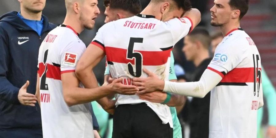 Nach der Niederlage gegen den VfL Bochum brauchten die Stuttgarter Spieler Zuspruch. Foto: Marijan Murat/dpa