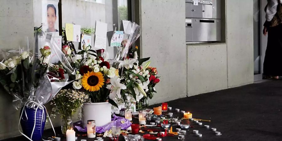 Blumen und Kerzen erinnern an das zwölfjährige Mädchen, das an seinem Wohnort ermordet wurde. (Archiv).