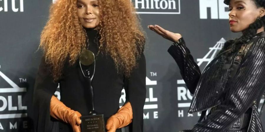 Janelle Monáe präsentiert Janet Jackson (l), die in die Rock and Roll Hall of Fame aufgenommen wurde. Foto: Charles Sykes/Invision/AP