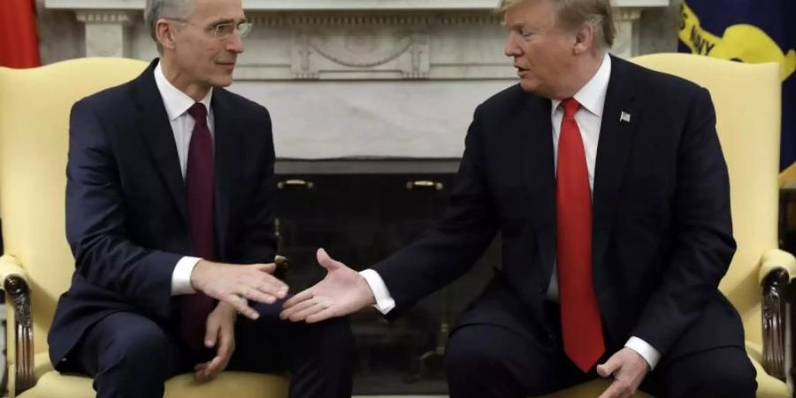 US-Präsident Donald Trump begrüsst NATO-Generalsekretär Jens Stoltenberg im Oval Office im Weissen Haus. Foto: Evan Vucci/AP