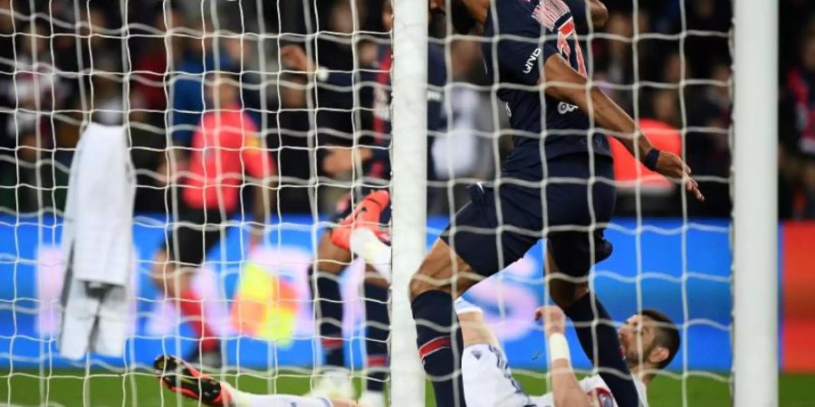 PSG-Spieler Eric Maxim Choupo-Moting (vorn) lenkt den Ball mit seinem linken Fuss an den gegnerischen Innenpfosten. Foto: Franck Fife/AFP/dpa