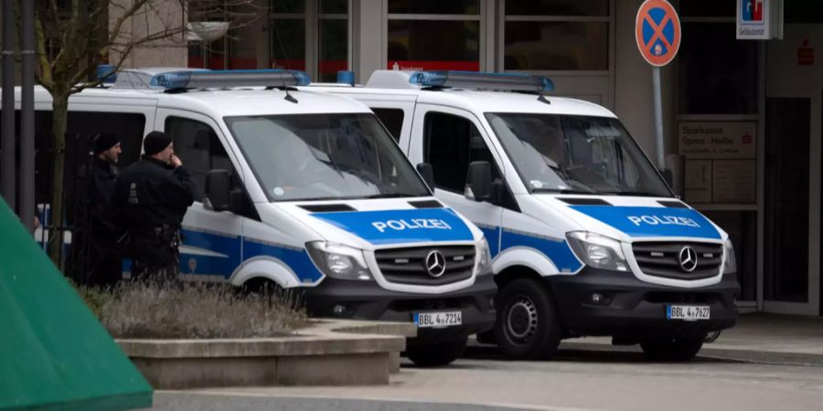 Polizisten schützen in Cottbus