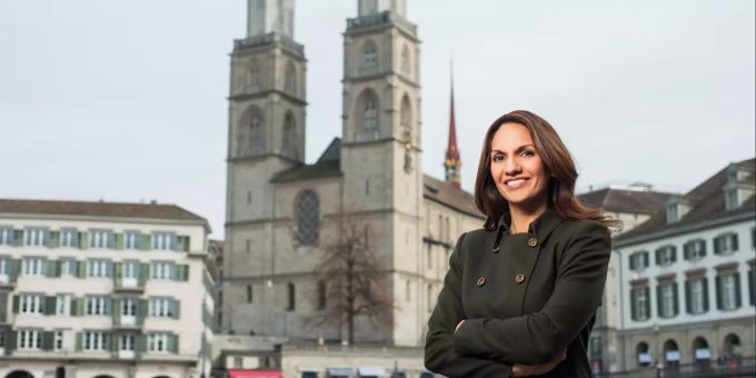 Anna Maier moderierte gestern erstmals seit drei Jahren wieder das Sechseläuten. srf anna maier