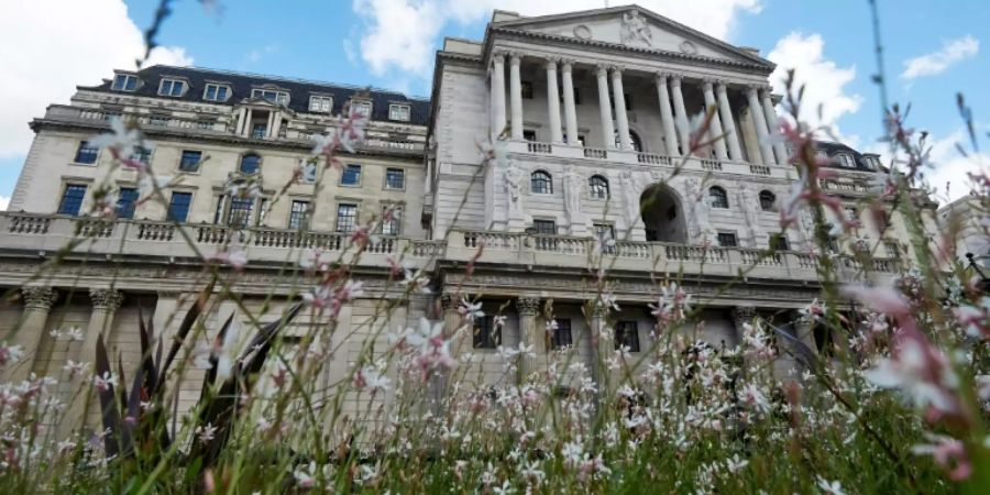 Bank of England hebt Wachstumsprognose an