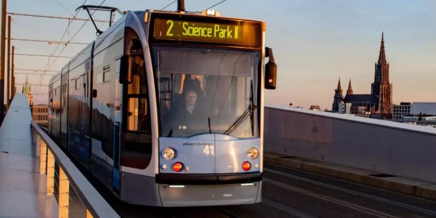 Eine Stadt der Superlative: Ulmer Tram und Ulmer Münster. Foto: Stefan Puchner