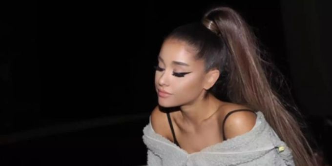 Ariana Grande blickt zu Boden. Ariana Grande