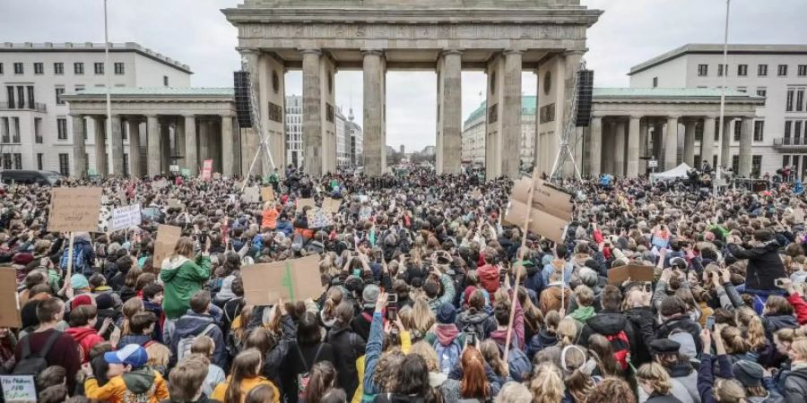 Grosser Auflauf am Brandenburger Tor: Tausende Schüler demonstrierten in Berlin für mehr Klimaschutz. Foto: Michael Kappeler
