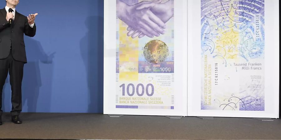 Das neue Nötli ist da: Fritz Zurbrügg präsentiert den 1000-Franken-Schein.