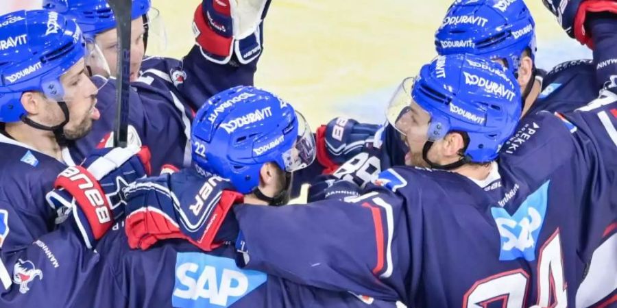 Mannheims Spieler jubeln über den DEL-Vorrundenrekord. Foto: Uwe Anspach