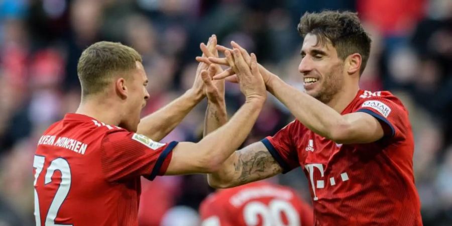Bayerns Joshua Kimmich (l) gratuliert Javi Martínez zum Treffer gegen Hertha BSC. Foto: Matthias Balk