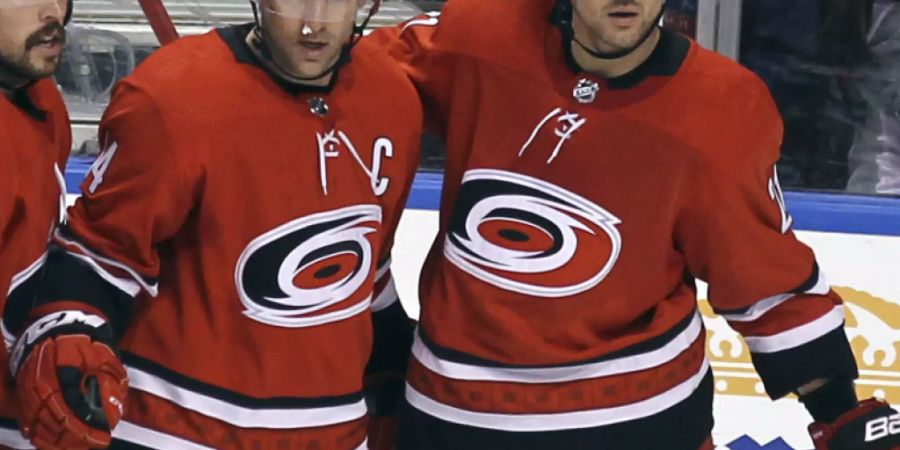 Nino Niederreiter (rechts) trifft und trifft für die Carolina Hurricanes