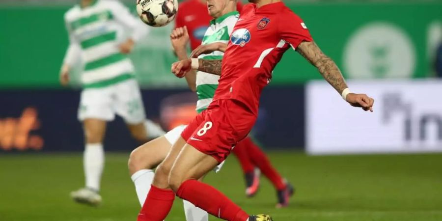 Der Fürther Sebastian Ernst (l) kämpft mit dem Heidenheimer Robert Andrich um den Ball. Foto: Daniel Karmann