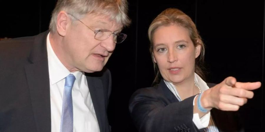 Jörg Meuthen beim Parteitag in Heidenheim im Gespräch mit der AfD-Bundestagsfraktionsvorsitzenden Alice Weidel. Foto: