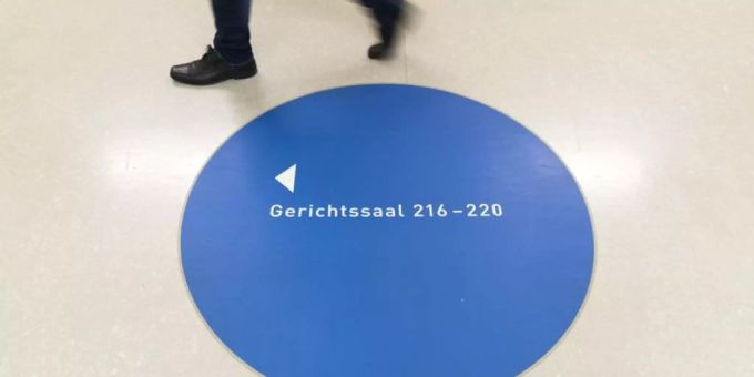 Ein Wegweiser zu den Sälen des kantonalen Wirtschaftsstrafgerichtes. Wirtschaftsstrafgericht