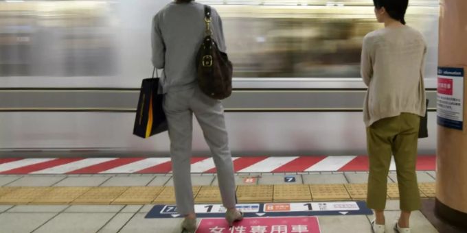 In Tokios überfüllten Zügen werden Frauen oft begrapscht In Tokios überfüllten Zügen werden Frauen oft begrapscht