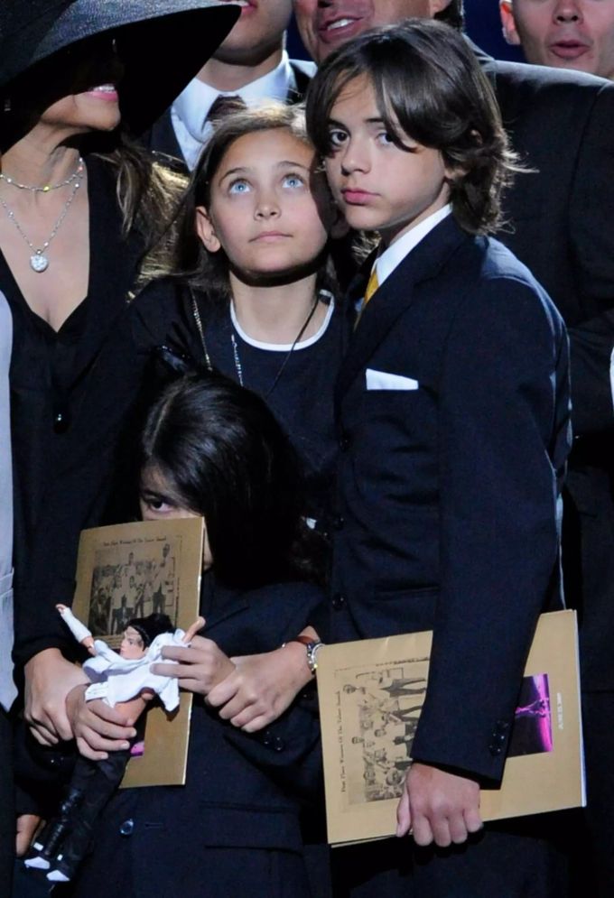 Paris Jackson und ihre Geschwister Prince Michael Jackson I (rechts) und Prince Michael Jackson II an Papa Michael Jacksons Beerdigung 2009. Paris Jackson