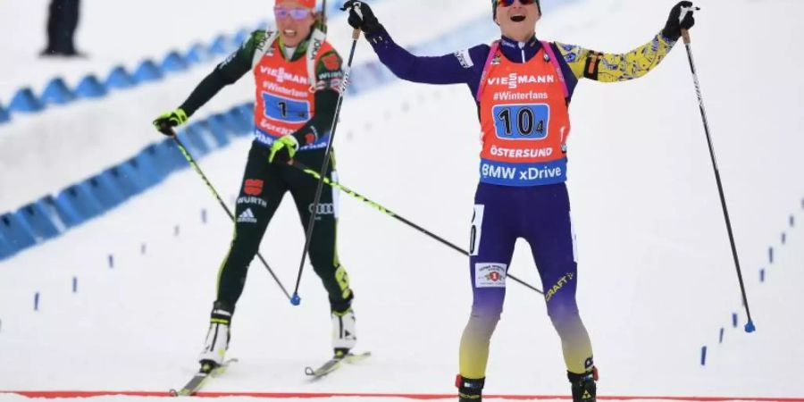 Knapp hinter der Ukrainerin Valj Semerenko (r) überquert Schlussläuferin Laura Dahlmeier die Ziellinie. Foto: Sven Hoppe