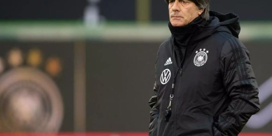 Deutschlands Bundestrainer Joachim Löw beobachtet das Training der Nationalspieler vor dem Aufeinandertreffen mit Serbien. Foto: S. Pförtner