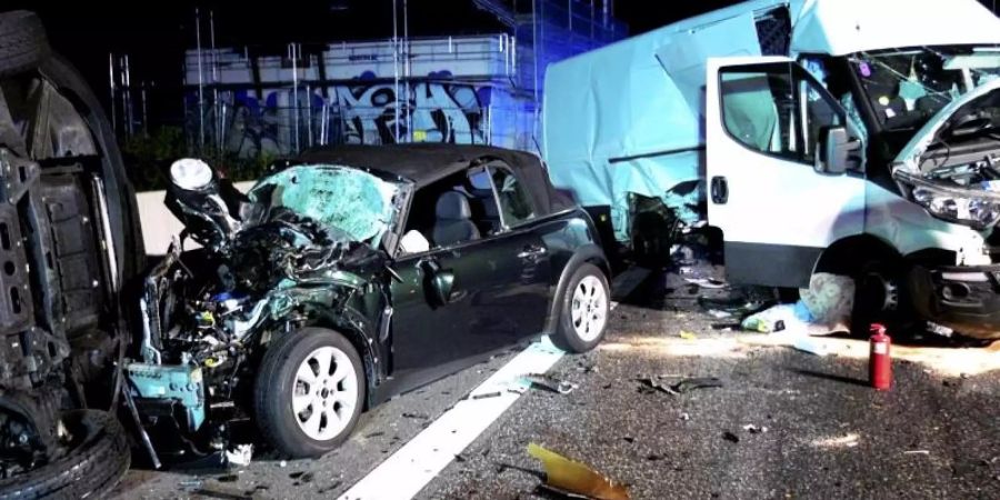Bei einem Unfall zertrümmerte Autos und Kleinlaster stehen auf der Autobahn 5 bei Erzhausen. Gaffer und eine fehlende Rettungsgasse erschwerten die Einsatzarbeiten. Foto: Skander Essadi/Keutz TV-News