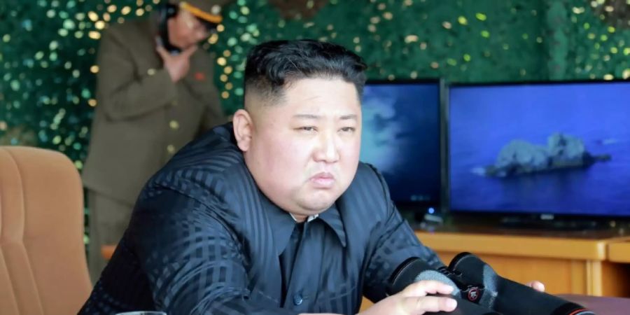 Kim Jong Un beaufsichtigt einen Waffentest am 4. Mai