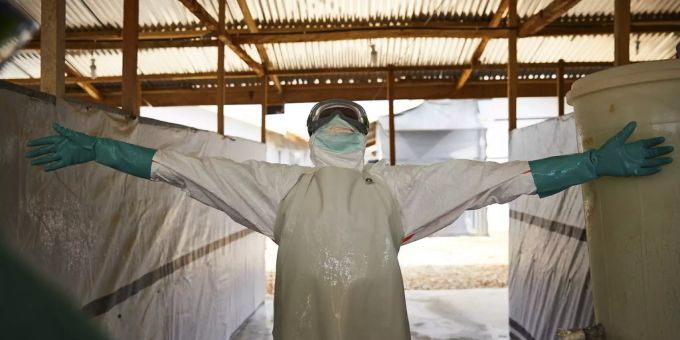 Ein Mitarbeiter wird in einem Ebola-Zentrum mit Desinfektionsmittel besprüht. Demokratische Republik Kongo Ebolafieber