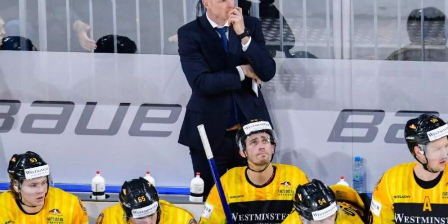 Bundestrainer Toni Söderholm verfolgt das Testspiel gegen WM-Mitfavorit USA. Foto: Uwe Anspach