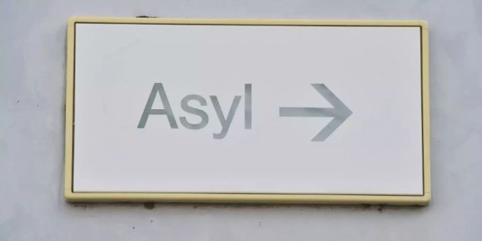 Laut einer aktuellen Studie beeinflusst das Geschlecht die Entscheidungen von Asylanträgen. Studie Asylanträge.