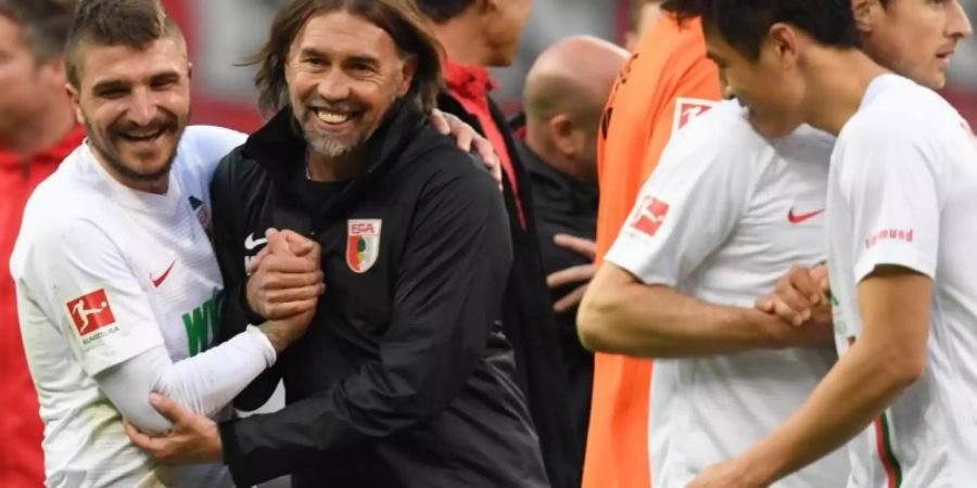 Feierte beim FC Augsburg einen Traumeinstand: Trainer Martin Schmidt (2.v.l). Foto: Arne Dedert