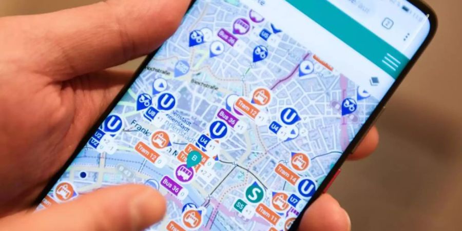 Das Konzept: Die Apps der Verkehrsbetriebe verknüpfen sich im Hintergrund. Dann kann etwa ein Frankfurter in seiner RMV-App ein Ticket für einen Bus in Karlsruhe kaufen oder sich eine Verbindung in Stuttgart anzeigen lassen. Foto: Arne Dedert