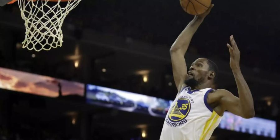 Kevin Durant von den Golden State Warriors setzt zum Dunking an. Foto: Ben Margot/AP