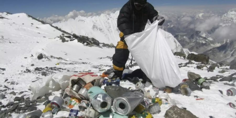 Sherpa beim Müllsammeln auf dem Mount Everest