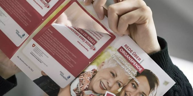 Eine Informationsbroschüre von Swisstransplant, der Schweizerischen Nationalen Stiftung für Organspende und Transplantation. (Archivbild) Organspende Infoblatt von Swisstransplant