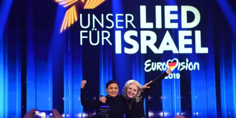 Schwestern auf der Bühne: Carlotta Truman (r) und Laurita Spinelli vom Duo Sisters wollen Deutschland beim Eurovision Song Contest vertreten. Foto: Britta Pedersen