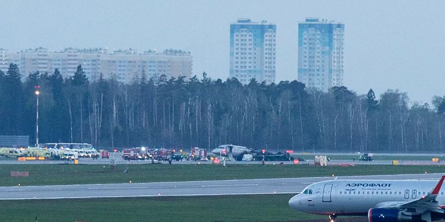 Russisches Flugzeug fängt Feuer