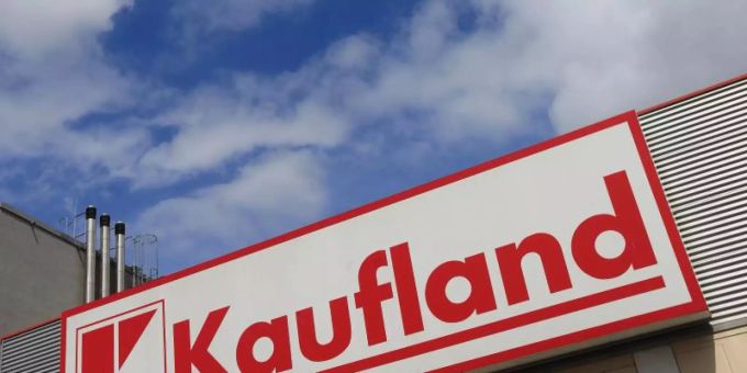 Das Kaufland Logo an der Aussenwand eines Supermarktes. kaufland